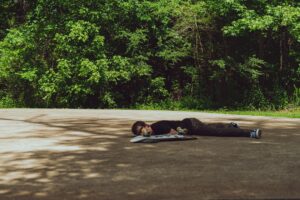 what does a bail bondsperson do