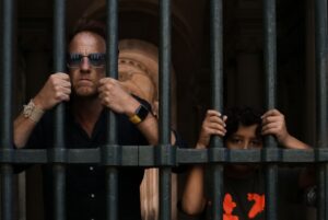 how do bail bond agents make money